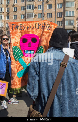 Moskau, Russland - Mai 1, 2019: Russland feiert die absurd und unlogisch am jährlichen Monstration. Aktivist mit einem Plakat: Pilze oder Tod? Stockfoto