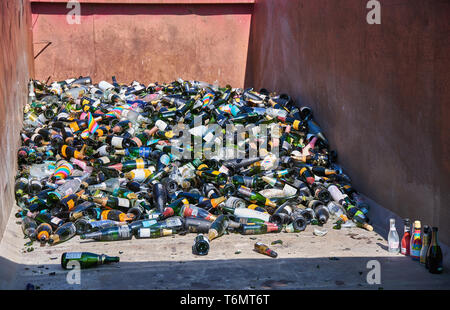 Helsinki, Finnland - 1. Mai 2019: Stapel von recyceltem Sekt Flaschen auf einem großen, offenen austauschbar Plattform nach dem Ersten Mai feiern in K Stockfoto