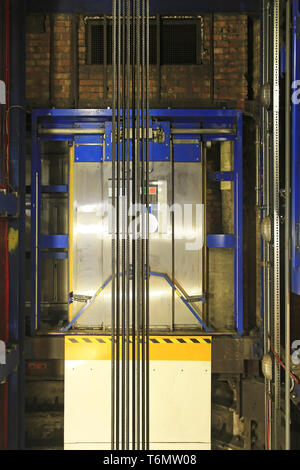 Moderne Aufzugsschacht innen mit Kabeln und Anschlüssen Stockfoto