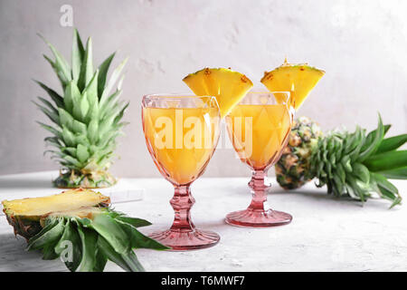 Gläser leckere frische Ananas Saft auf dem Tisch Stockfoto