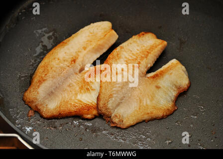 Weißer Fischfilets braten in einer Pfanne Stockfoto