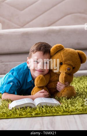 Kleiner Junge lesen Bücher zu Hause Stockfoto