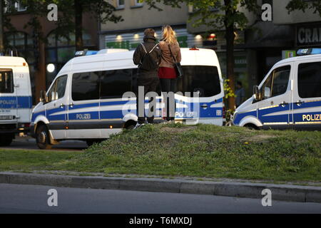 Berlin, Deutschland. 01 Mai, 2019. Tausende von Menschen marschierten durch Berlin-Friedrichshain am Mittwoch Abend in der "Revolutionären Mai Demonstration". Die Demonstranten zogen durch Riga Street, dem Zentrum der linken Szene. Die Demonstranten nicht eine Baustelle auf der Straße passieren. Die Polizei hatte bereits die Seite in den Nachmittag versiegelt und tränkte Hunderte von Holzpaletten, offenbar, so dass Sie nicht leuchten. Die Polizei Autos sind auch an der Frankfurter Allee. Quelle: Simone Kuhlmey/Pacific Press/Alamy leben Nachrichten Stockfoto
