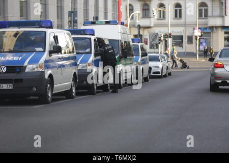 Berlin, Deutschland. 01 Mai, 2019. Tausende von Menschen marschierten durch Berlin-Friedrichshain am Mittwoch Abend in der "Revolutionären Mai Demonstration". Die Demonstranten zogen durch Riga Street, dem Zentrum der linken Szene. Die Demonstranten nicht eine Baustelle auf der Straße passieren. Die Polizei hatte bereits die Seite in den Nachmittag versiegelt und tränkte Hunderte von Holzpaletten, offenbar, so dass Sie nicht leuchten. Die Polizei Autos sind auch an der Frankfurter Allee. Quelle: Simone Kuhlmey/Pacific Press/Alamy leben Nachrichten Stockfoto
