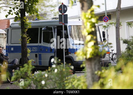 Berlin, Deutschland. 01 Mai, 2019. Tausende von Menschen marschierten durch Berlin-Friedrichshain am Mittwoch Abend in der "Revolutionären Mai Demonstration". Die Demonstranten zogen durch Riga Street, dem Zentrum der linken Szene. Die Demonstranten nicht eine Baustelle auf der Straße passieren. Die Polizei hatte bereits die Seite in den Nachmittag versiegelt und tränkte Hunderte von Holzpaletten, offenbar, so dass Sie nicht leuchten. Die Polizei Autos sind auch an der Frankfurter Allee. Quelle: Simone Kuhlmey/Pacific Press/Alamy leben Nachrichten Stockfoto