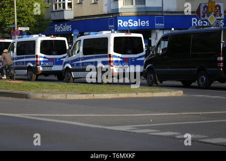 Berlin, Deutschland. 01 Mai, 2019. Tausende von Menschen marschierten durch Berlin-Friedrichshain am Mittwoch Abend in der "Revolutionären Mai Demonstration". Die Demonstranten zogen durch Riga Street, dem Zentrum der linken Szene. Die Demonstranten nicht eine Baustelle auf der Straße passieren. Die Polizei hatte bereits die Seite in den Nachmittag versiegelt und tränkte Hunderte von Holzpaletten, offenbar, so dass Sie nicht leuchten. Die Polizei Autos sind auch an der Frankfurter Allee. Quelle: Simone Kuhlmey/Pacific Press/Alamy leben Nachrichten Stockfoto