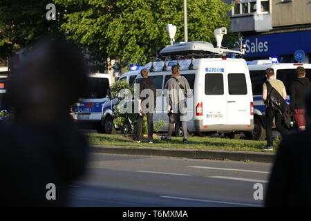 Berlin, Deutschland. 01 Mai, 2019. Tausende von Menschen marschierten durch Berlin-Friedrichshain am Mittwoch Abend in der "Revolutionären Mai Demonstration". Die Demonstranten zogen durch Riga Street, dem Zentrum der linken Szene. Die Demonstranten nicht eine Baustelle auf der Straße passieren. Die Polizei hatte bereits die Seite in den Nachmittag versiegelt und tränkte Hunderte von Holzpaletten, offenbar, so dass Sie nicht leuchten. Die Polizei Autos sind auch an der Frankfurter Allee. Quelle: Simone Kuhlmey/Pacific Press/Alamy leben Nachrichten Stockfoto