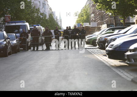 Berlin, Deutschland. 01 Mai, 2019. Tausende von Menschen marschierten durch Berlin-Friedrichshain am Mittwoch Abend in der "Revolutionären Mai Demonstration". Die Demonstranten zogen durch Riga Street, dem Zentrum der linken Szene. Die Demonstranten nicht eine Baustelle auf der Straße passieren. Die Polizei hatte bereits die Seite in den Nachmittag versiegelt und tränkte Hunderte von Holzpaletten, offenbar, so dass Sie nicht leuchten. Die Polizei Autos sind auch an der Frankfurter Allee. Quelle: Simone Kuhlmey/Pacific Press/Alamy leben Nachrichten Stockfoto