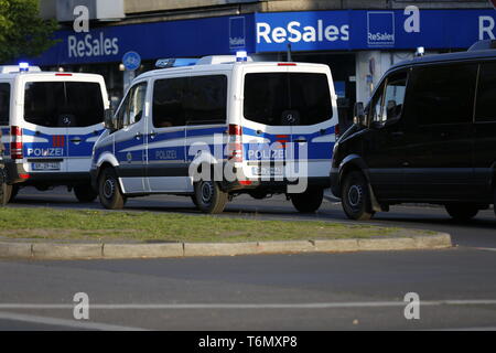 Berlin, Deutschland. 01 Mai, 2019. Tausende von Menschen marschierten durch Berlin-Friedrichshain am Mittwoch Abend in der "Revolutionären Mai Demonstration". Die Demonstranten zogen durch Riga Street, dem Zentrum der linken Szene. Die Demonstranten nicht eine Baustelle auf der Straße passieren. Die Polizei hatte bereits die Seite in den Nachmittag versiegelt und tränkte Hunderte von Holzpaletten, offenbar, so dass Sie nicht leuchten. Die Polizei Autos sind auch an der Frankfurter Allee. Quelle: Simone Kuhlmey/Pacific Press/Alamy leben Nachrichten Stockfoto
