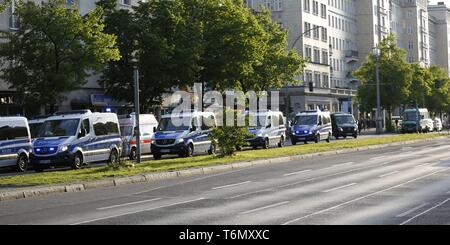 Berlin, Deutschland. 01 Mai, 2019. Tausende von Menschen marschierten durch Berlin-Friedrichshain am Mittwoch Abend in der "Revolutionären Mai Demonstration". Die Demonstranten zogen durch Riga Street, dem Zentrum der linken Szene. Die Demonstranten nicht eine Baustelle auf der Straße passieren. Die Polizei hatte bereits die Seite in den Nachmittag versiegelt und tränkte Hunderte von Holzpaletten, offenbar, so dass Sie nicht leuchten. Die Polizei Autos sind auch an der Frankfurter Allee. Quelle: Simone Kuhlmey/Pacific Press/Alamy leben Nachrichten Stockfoto