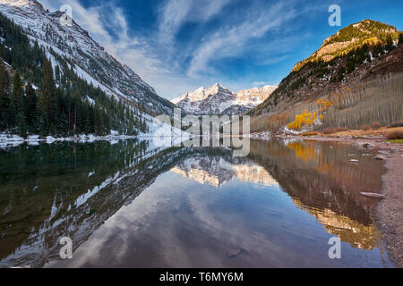 Kastanienbraune Glocken und Maroon See Landschaft Stockfoto