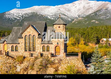Kapelle auf dem Felsen in der Nähe von Estes Park, Colorado Stockfoto