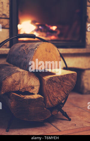 Brennholz und brennenden Kamin zu Hause Stockfoto