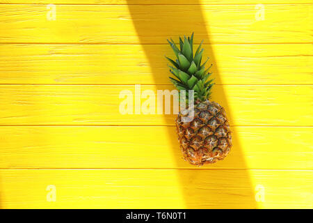 Frische reife Ananas auf Farbe Holz- Hintergrund, Ansicht von oben Stockfoto