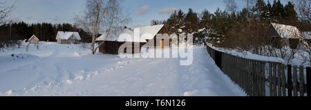 Natturi Dorf im Winter Stockfoto