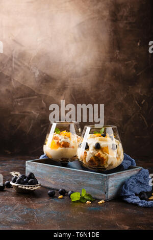 Gesunde 2-in-1-Dessert trifle Stockfoto