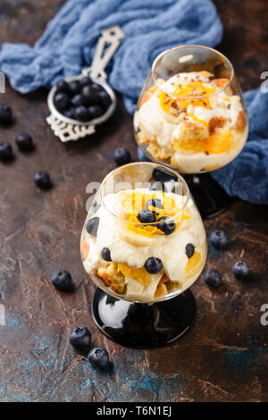 Gesunde 2-in-1-Dessert trifle Stockfoto