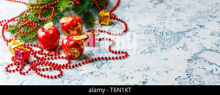 Tanne Spielzeug in Form eines roten Apfel Stockfoto