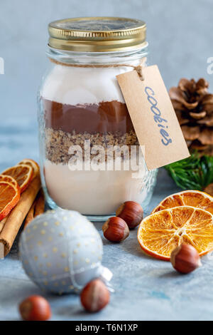 Glas Glas mit Zutaten zum Backen Schokolade Mutter Cookies. Stockfoto