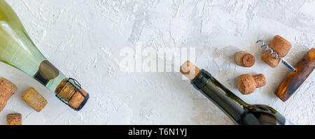 Flaschen, Wein Stopfen und vintage Korkenzieher. Stockfoto