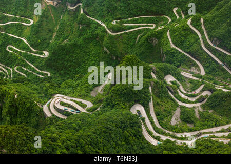 Berge Straße in Tianmenshan Naturpark - China Stockfoto