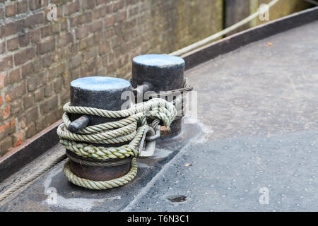 Seil gebunden an Stahl Poller am Schiffsdeck Stockfoto