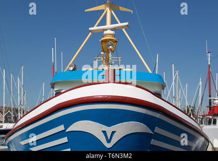 Bug eines Schiffes Angeln in einem niederländischen Hafen Stockfoto