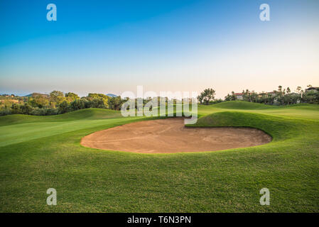 Herzform sand Bunker auf der grünen Golfkurs. Stockfoto