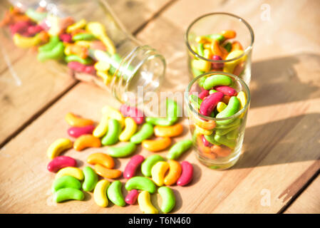 Ein Glas voll mit bunten Bonbons auf Holz Hintergrund Stockfoto