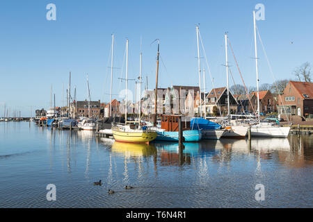 Segelboote im niederländischen Hafen von Urk Stockfoto