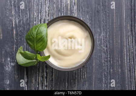 Leckere Soße in Schale auf Holztisch Stockfoto