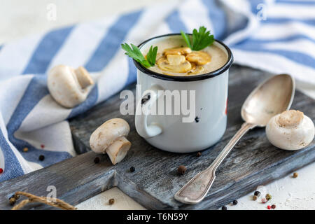 Hausgemachte Pilz Rahm Suppe in einer Emaille Tasse. Stockfoto