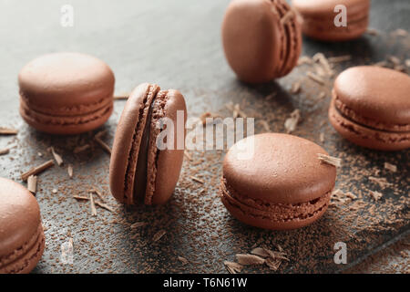 Leckere Schokolade macarons auf Tisch Stockfoto