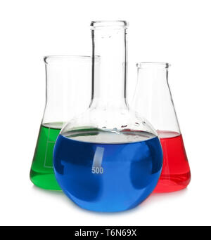Versuchsfläschchen mit Farbmustern auf weißem Hintergrund Stockfoto