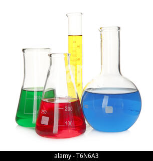 Versuchsfläschchen mit Farbmustern auf weißem Hintergrund Stockfoto