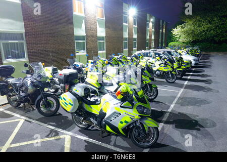 Fahrzeuge der Polizei verwendet die Tour de Yorkshire Radrennen escort sind im Holiday Inn Leeds Garforth, geparkt. Stockfoto