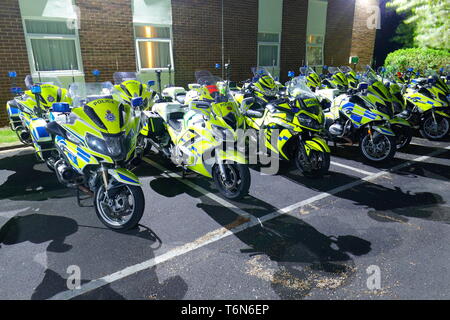 Fahrzeuge der Polizei verwendet die Tour de Yorkshire Radrennen escort sind im Holiday Inn Leeds Garforth, geparkt. Stockfoto