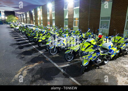 Fahrzeuge der Polizei verwendet die Tour de Yorkshire Radrennen escort sind im Holiday Inn Leeds Garforth, geparkt. Stockfoto