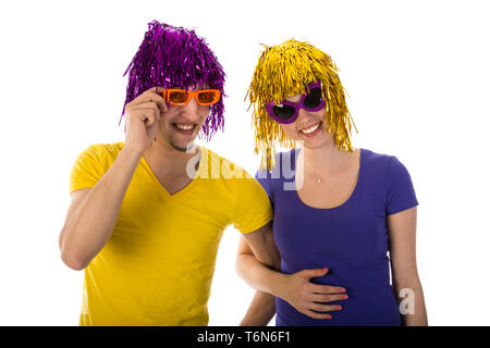 Mann und Frau mit Sonnenbrille und Karneval Perücken Stockfoto