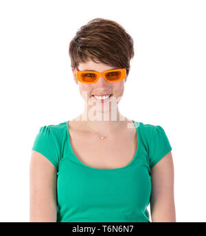 Hübsche junge Frau mit orange Sonnenbrille Stockfoto