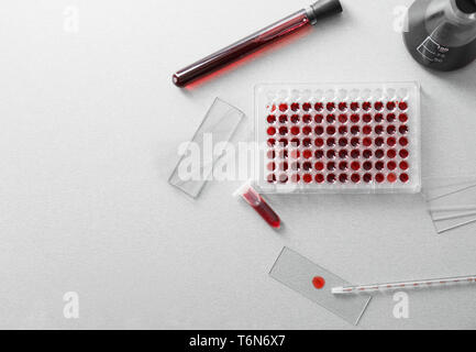 Flach Zusammensetzung mit Reagenzgläsern und Blutproben auf hellen Hintergrund Stockfoto
