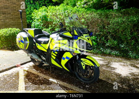 Fahrzeuge der Polizei verwendet die Tour de Yorkshire Radrennen escort sind im Holiday Inn Leeds Garforth, geparkt. Stockfoto