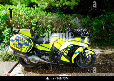 Fahrzeuge der Polizei verwendet die Tour de Yorkshire Radrennen escort sind im Holiday Inn Leeds Garforth, geparkt. Stockfoto