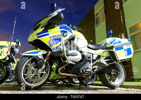 Fahrzeuge der Polizei verwendet die Tour de Yorkshire Radrennen escort sind im Holiday Inn Leeds Garforth, geparkt. Stockfoto