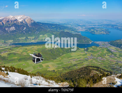 Eine Gondel des Stanserhorn Cabrio Luftseilbahn Position nach unten aus der Station auf dem Gipfel des Berges. Stockfoto