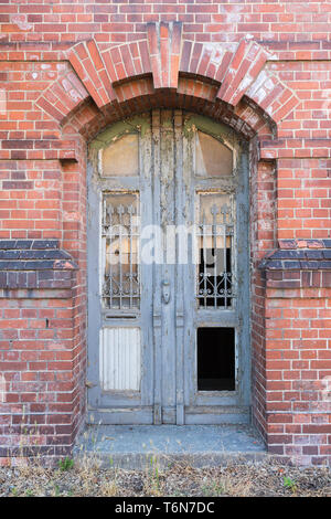 Alte baufällige Tür in Mauerwerk-Fassade Stockfoto