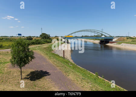 Eiserne Brücke ist einen Kanal in Deutschland Stockfoto