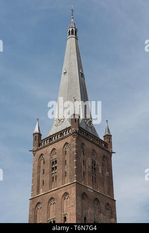 Niederländische Kirchturm vor blauem Himmel Stockfoto