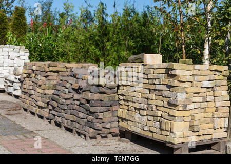 Ornamentale Steinhaufen in ein Gartencenter zu verkaufen Stockfoto