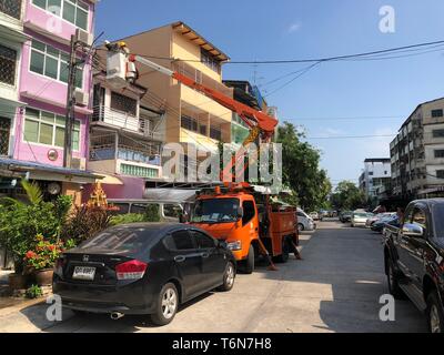 Pom Präp Sattru Phai District, Bangkok, Thailand - 19. März 2018: Auf dem Lkw Kran Elektriker nach oben versetzt zu prüfen und reparieren elektrische li Stockfoto